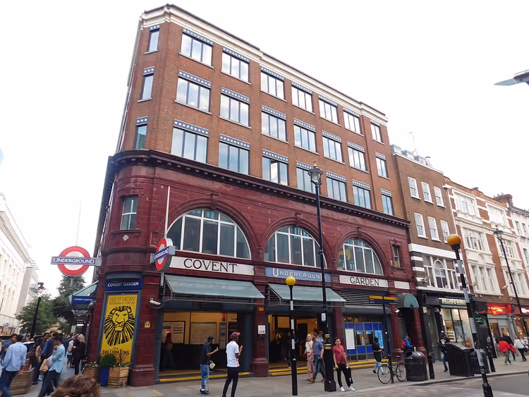 U-Bahn-Station Covent Garden an einer belebten Straße