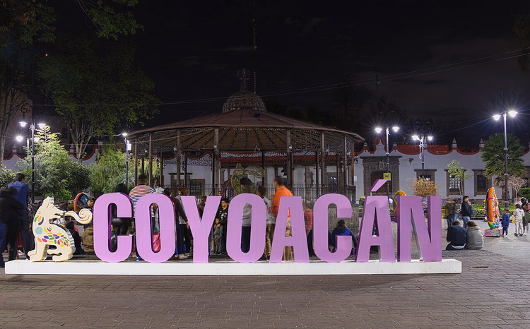 Coyoacán-bokstaver på en nattlig plass med paviljong