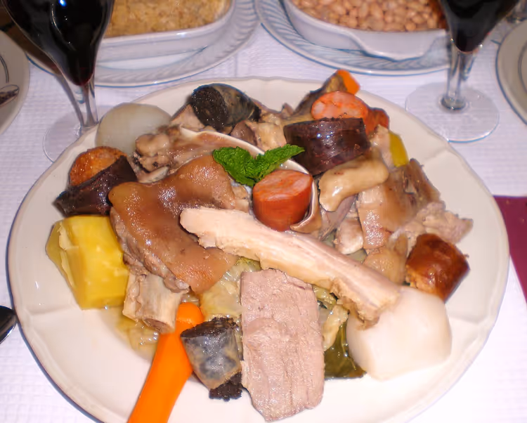 Teller mit Cozido mit Fleisch, Würsten und Gemüse