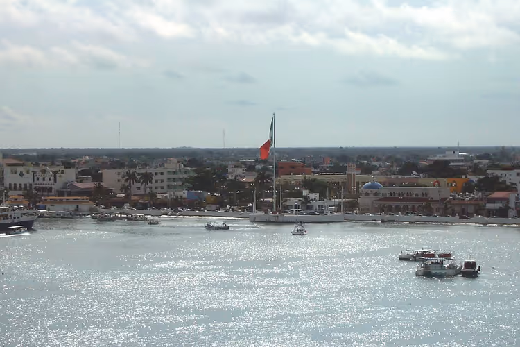 Zicht op de waterkant van Cozumel vanaf het water