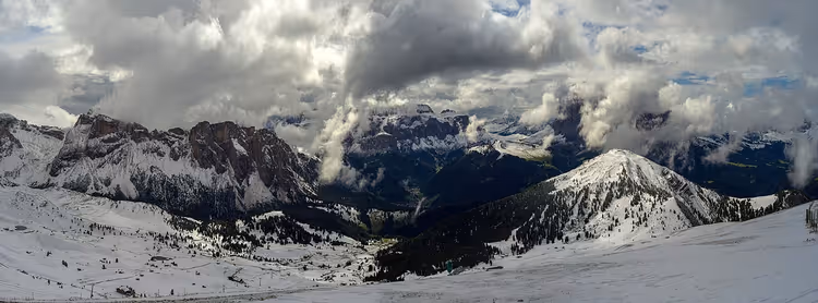 Verschneite Alpen an einem Wintertag