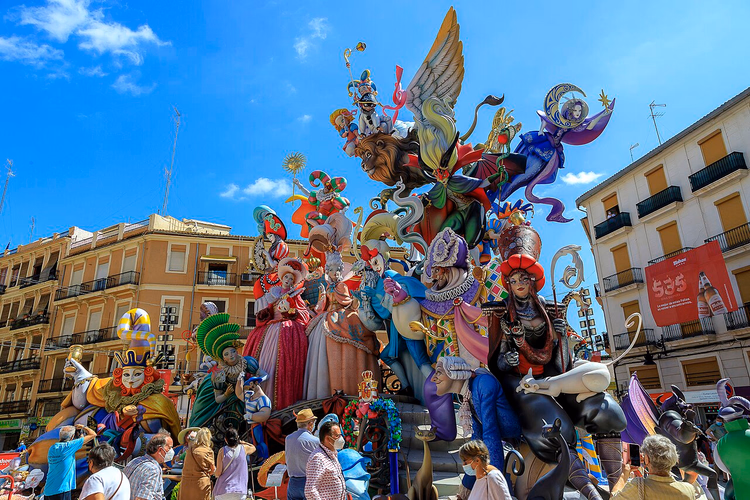 Falla med flere figurer og fargerike ninots i gaten