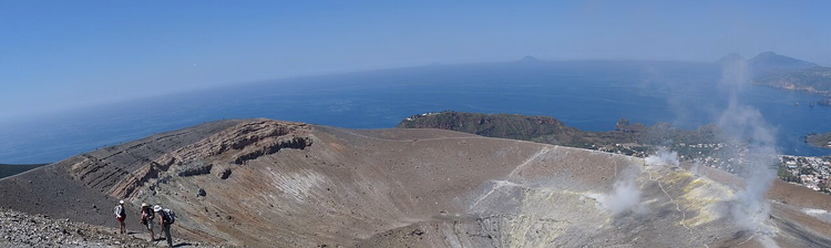 Buhar çıkaran fumarolleri ve turistleriyle Vulcano krateri