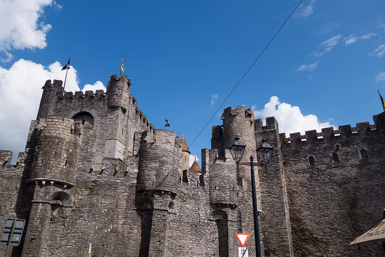 Middeleeuwse stenen muren en torens van het Gravensteen