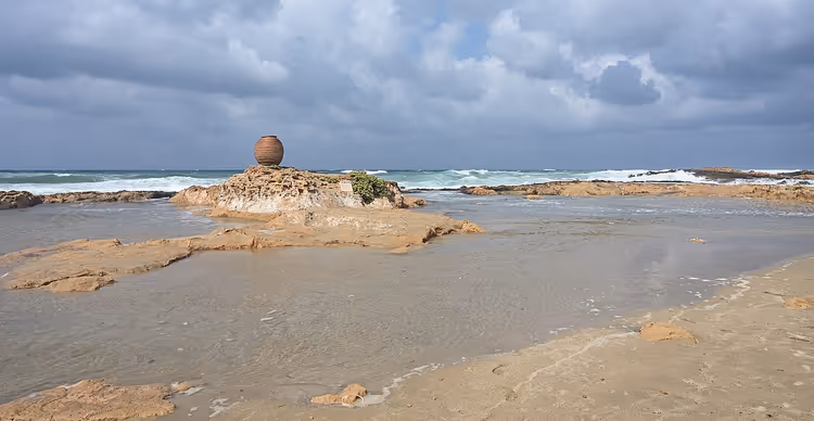 Strand von Malia mit einem Ton-Pithos auf einem Felsen