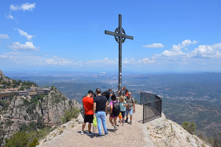 Turister ved Sant Miquel-korset på Montserrat