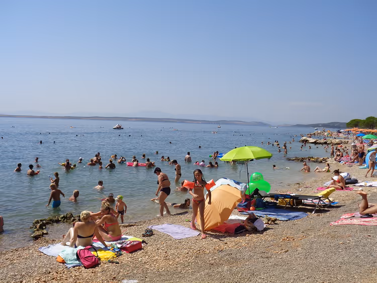 Folkerike Crikvenica-stranden med badende og parasoller