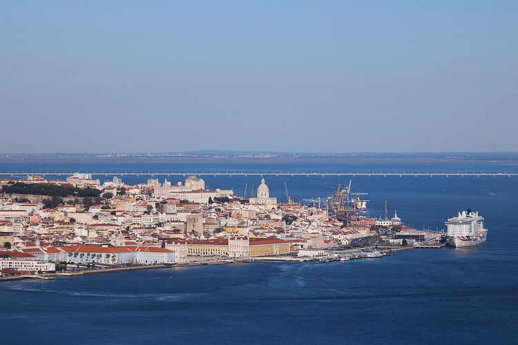 Panorama des Zentrums von Lissabon vom Tejo aus