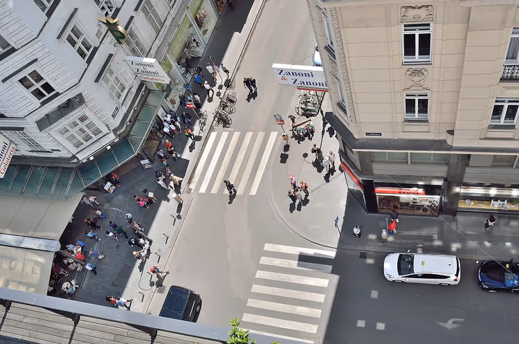Folk som krysser gaten i et kryss i Wien