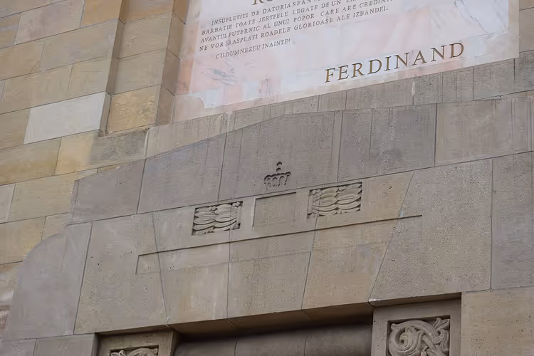 Bükreş'teki Zafer Takı'nın Ferdinand yazılı detayı