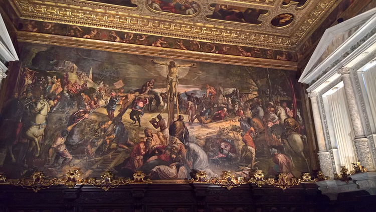 Tintoretto's Kruisiging onder het vergulde plafond van de zaal