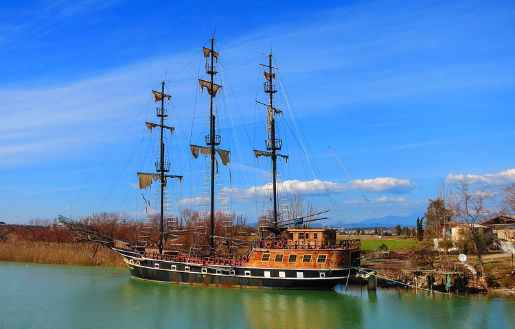 Piraten-Ausflugsboot nahe dem Flussufer