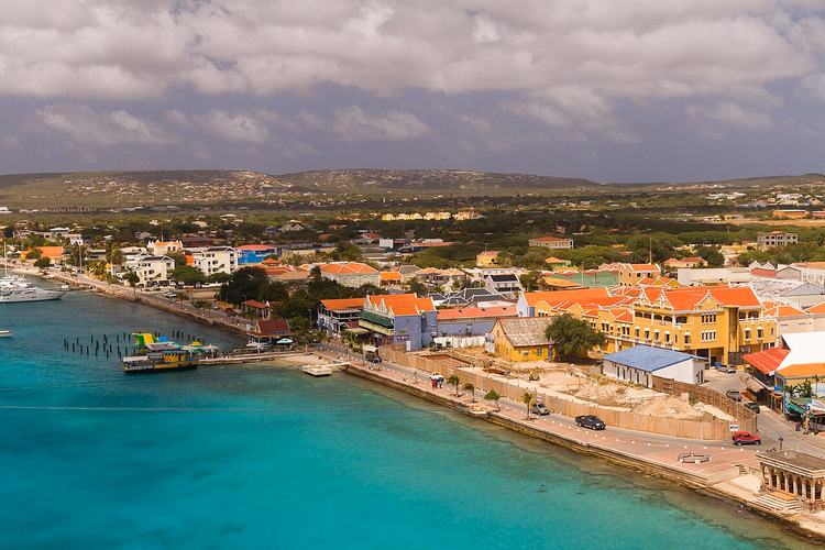 Yukarıdan Kralendijk ve Bonaire'nin turkuaz denizi