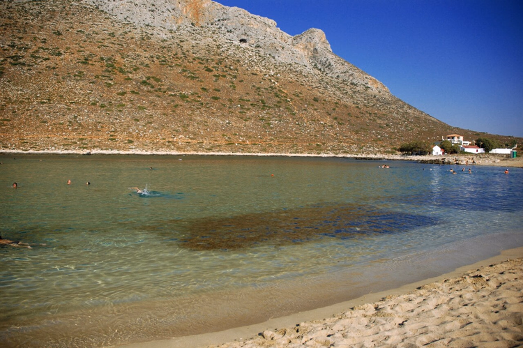 Turquoise lagune bij Stavros Beach onder een rotsachtige berg