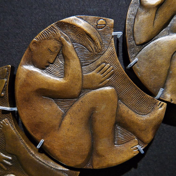 Müze teşhir standında figürlü bronz madalya