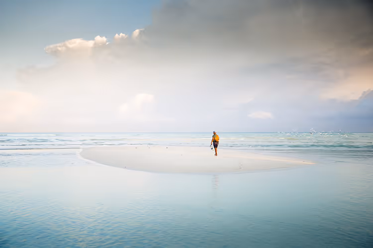 Persoon op een zandbank in de zee, Cuba