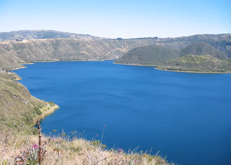 Ekvador'daki Cuicocha krater gölünün panoraması
