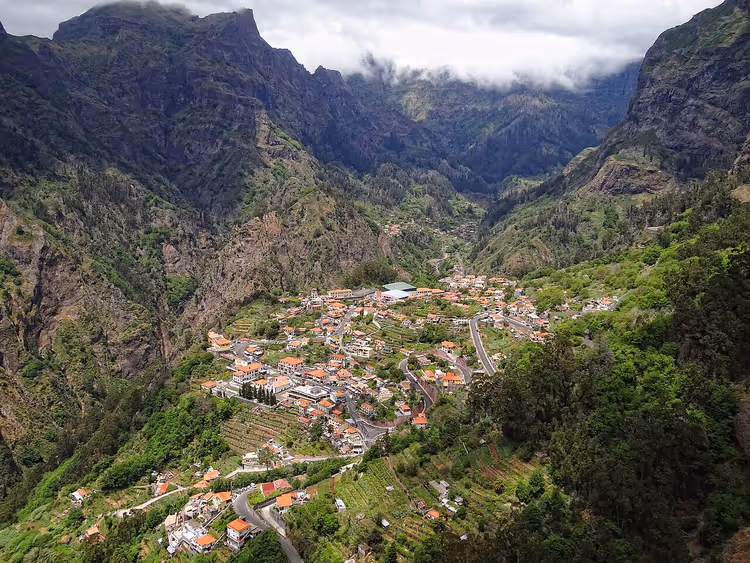 Fjelllandsbyen Curral das Freiras i en dyp dal