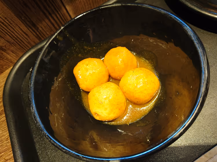 Fire fiskeboller i karrisaus