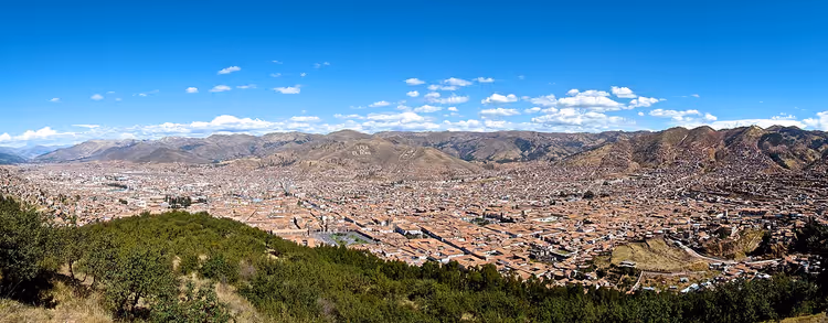 Panorama av Cusco fra Sacsayhuamán-høyden på en klar dag
