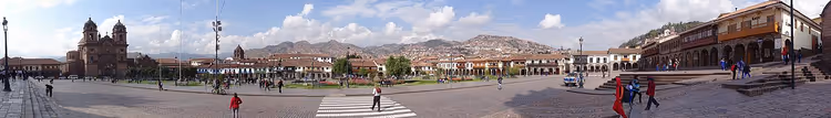 Панорама площади Пласа-де-Армас в Куско с собором