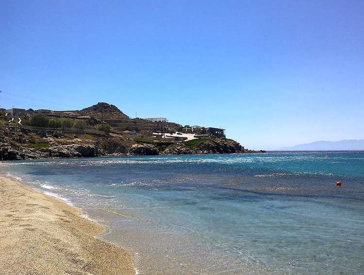 La playa de arena de Paradise y un promontorio rocoso con edificios