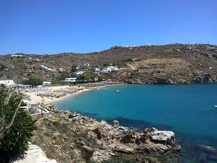 Panorámica de la bahía de Super Paradise con la playa y aguas turquesa