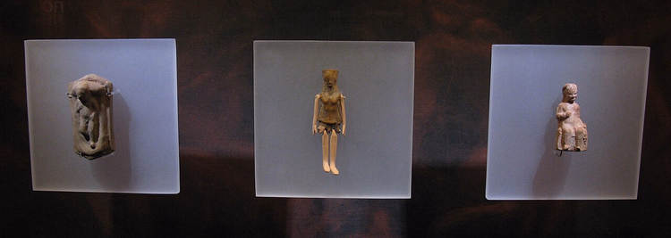 Antikke figurer i montre på Museet for kykladisk kunst