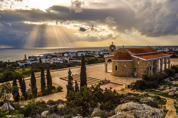 Kirche bei Ayia Napa unter winterlichen Sturmwolken