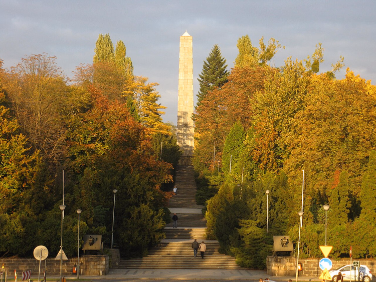 Stor trapp som fører opp til en obelisk i en høstpark