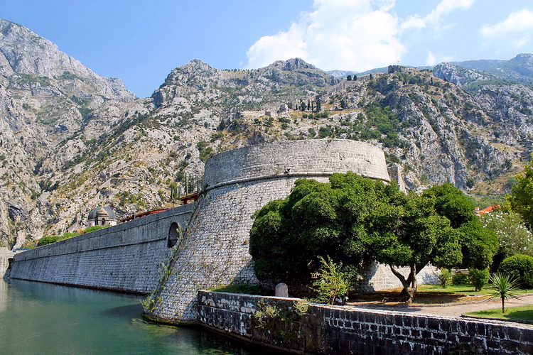 Kampana-Turm und Stadtmauer von Kotor