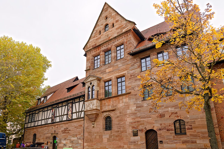 Gevel van het Tucherschloss met erker in de herfst