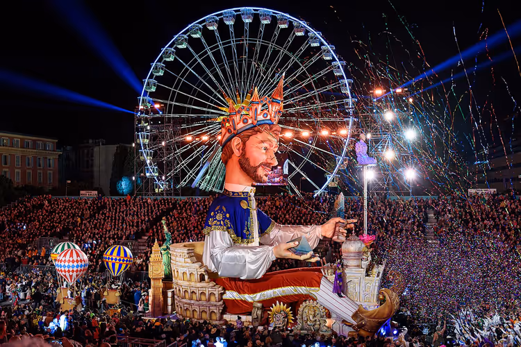 Abendlicher Corso mit Lichtern auf der Place Masséna