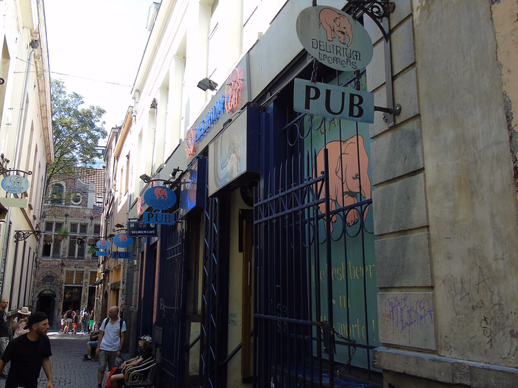 Uithangborden van de Delirium-bar in een Brusselse steeg