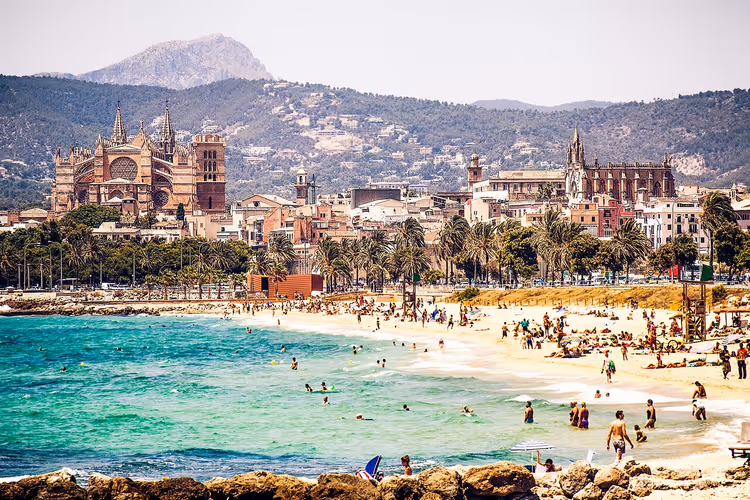 Can Pere Antoni-stranden med Palma-katedralen
