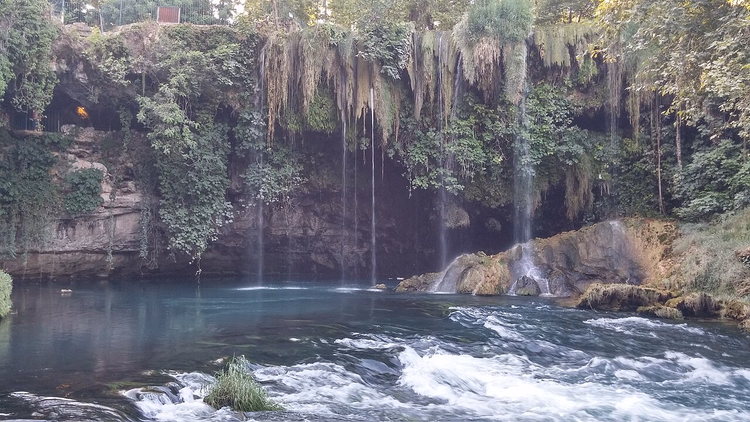 Düden-waterval: stromen die in een turquoise poel vallen