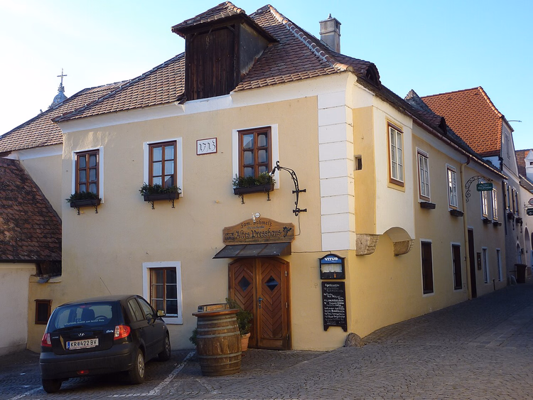 Gammelt vinbondehus i en gate i Dürnstein