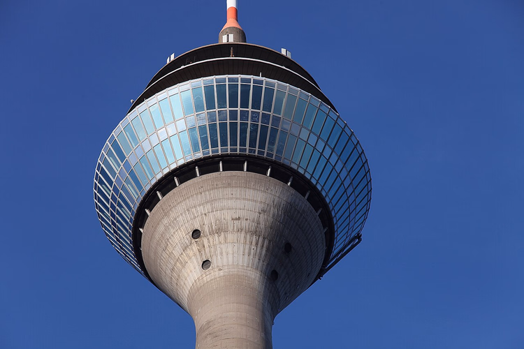 Gökyüzüne karşı Rheinturm televizyon kulesinin seyir terası
