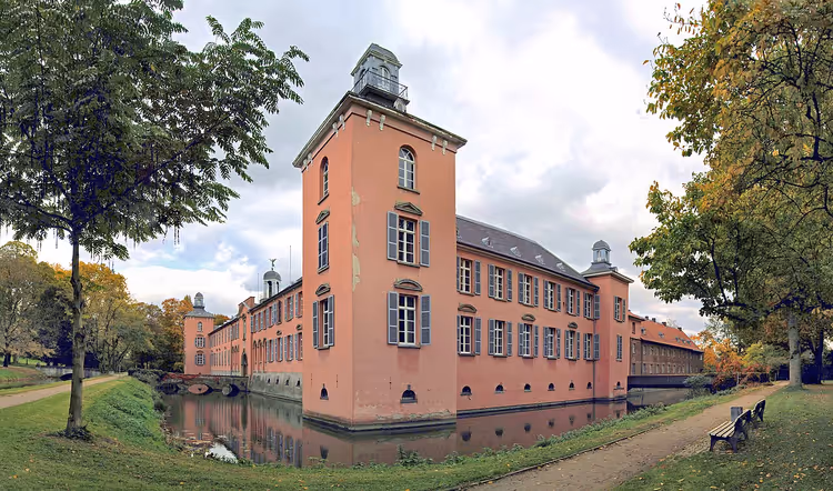 Kalkum slott med vollgrav og høsttrær