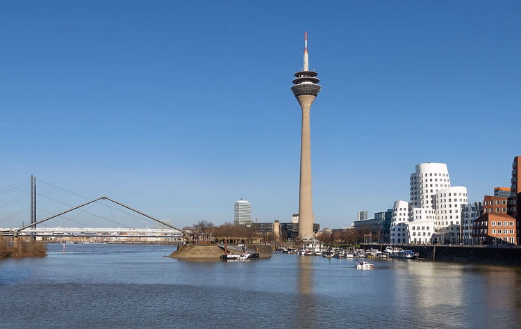 Rheinturm-tårnet over Medienhafen