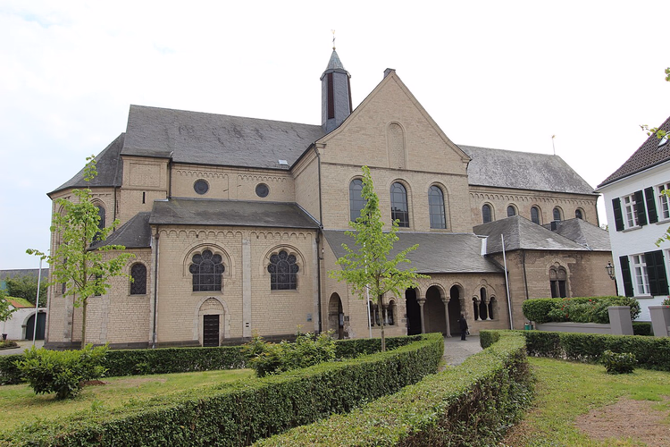 Den romanske St. Suitbertus-basilikaen i Kaiserswerth med en hage