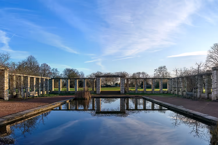 Basseng med pergola i Nordpark