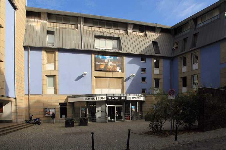 Film museumsbygningen med et skilt over inngangen