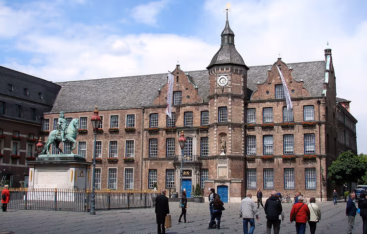 Marktplatz'da kuleli Düsseldorf Eski Belediye Binası