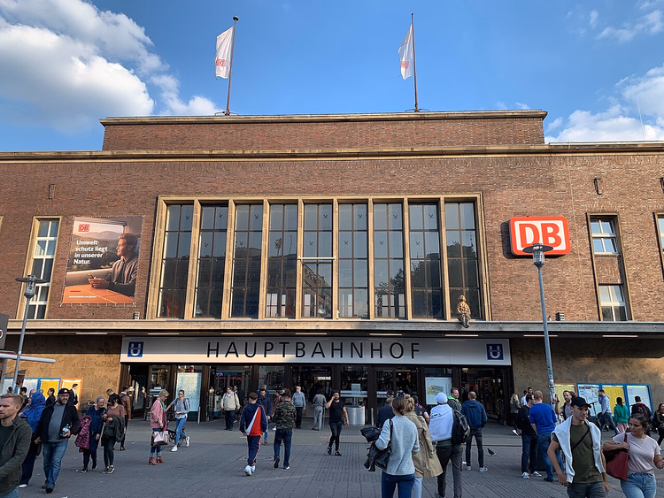 Düsseldorf sentralstasjon på en solrik dag