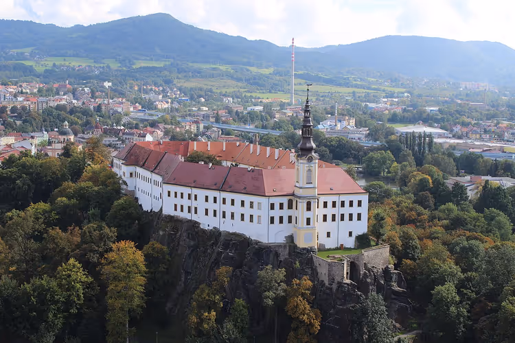Weißes Schloss Děčín auf einem Felsen über der Elbe