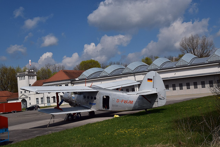An-2 vliegtuig bij de historische loodsen van Schleissheim