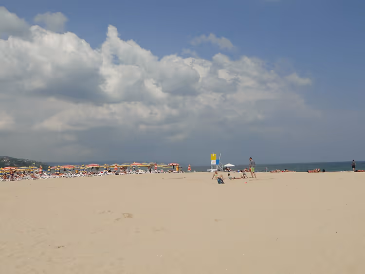 Zandstrand in Albena met parasols en de zee