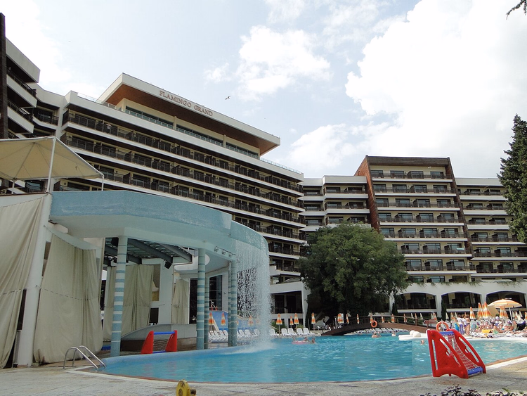 Бассейн у отеля Flamingo Grand в Албене