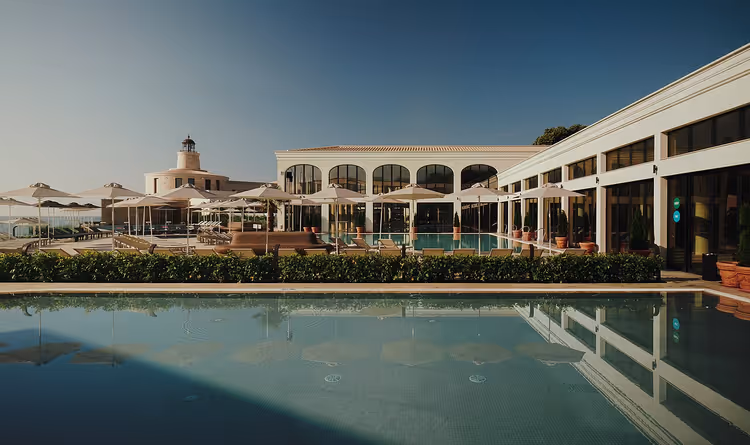 Vakantiehotel met zwembad en parasols